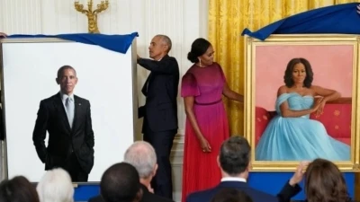 باراك وميشيل أوباما يعودان إلى البيت الأبيض لإزاحة الستار عن لوحتين مميّزتين لهما
