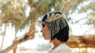 دار معوّض تتعاون مع المصممة الإماراتية سلامة خلفان لاطلاق قطعة مجوهرات لتزيين الرأس