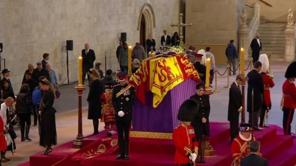 أحفاد الملكة اليزابيث يجتمعون لتوديعها... والأمير هاري بالزيّ العسكري استثنائياً!