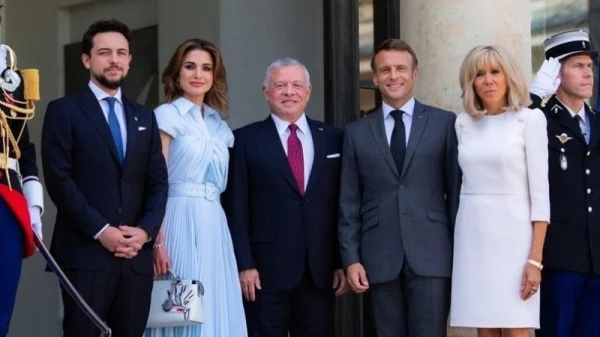 الملكة رانيا في لوك أنيق وعصري خلال لقاء الرئيس الفرنسي في باريس