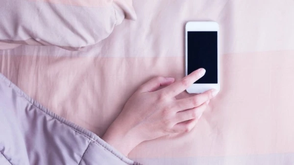 دراسة: تفعيل هذه الخاصية في هاتفكِ قد يزيد نسبة القلق لديكِ