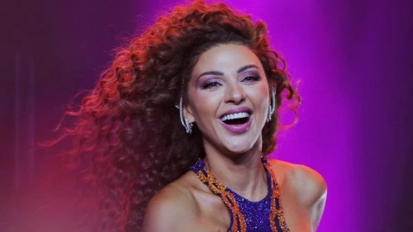 ميريام فارس تطلّ بالألوان البرّاقة المُلفتة على مسرح موسم الجيمرز في الرياض