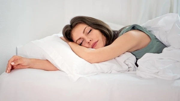 قلة النوم تسبب الأنانية، والدراسات توضّح كيف