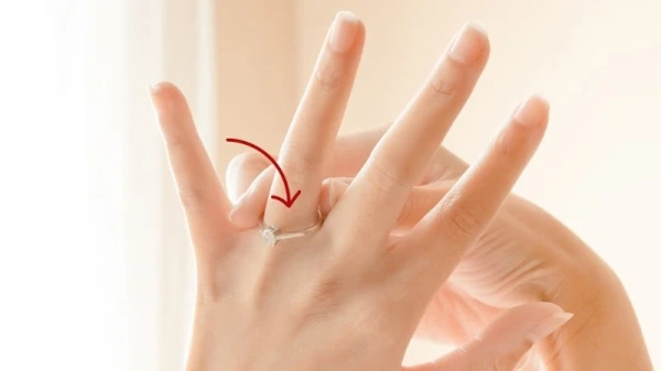 ما هي الطرق التي تساعد على ازالة الخاتم العالق في الاصبع؟