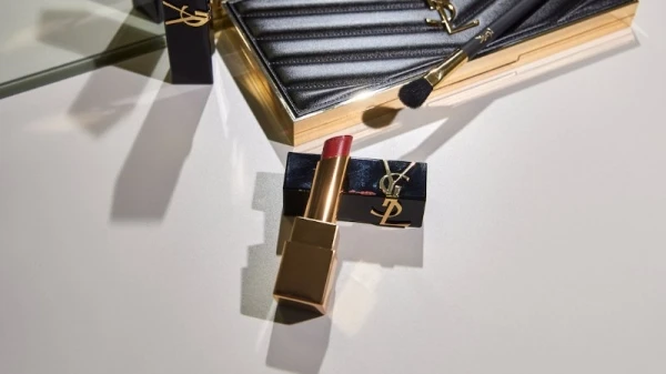 Yves Saint Laurent تطلق احمر الشفاه Rouge Pur Couture The Bold