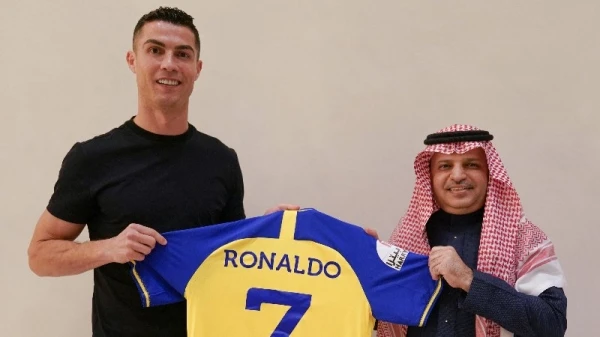 كريستيانو رونالدو ينضمّ إلى نادي النصر السعودي رسمياً