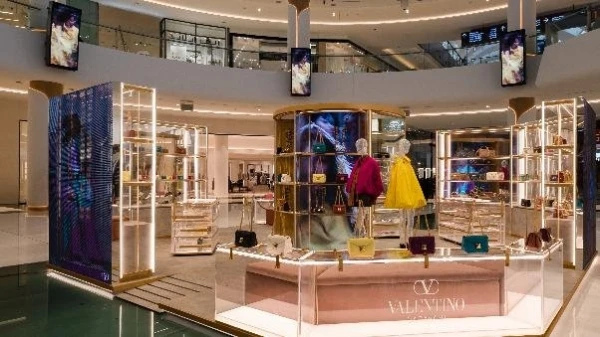 دار فالنيتنو تفتتح متجرَي Valentino Garavani المؤقتين في دبي والرياض