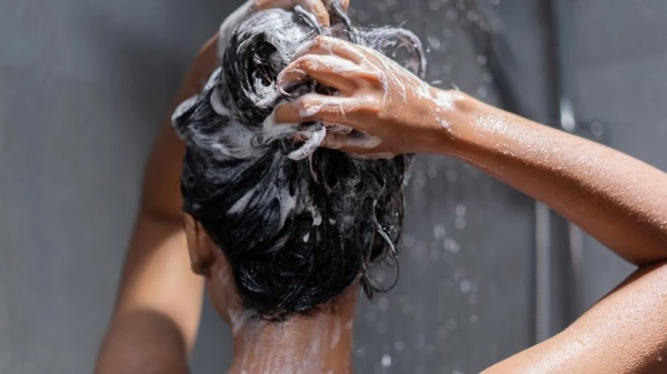 8 نصائح مهمة لمَن تغسل شعرها كل يوم (جرّبتها بنفسي وأحببت النتيجة!)