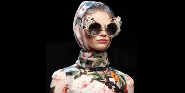 10 أوشحة يمكنكِ تحويلها إلى حجاب أو غطاء للرأس في صيف 2016