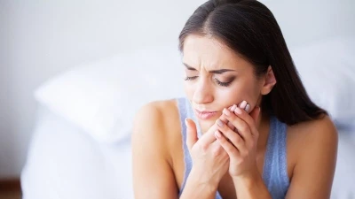 كيف يمكن علاج تقرحات الفم؟ وهذه أبرز أسبابها