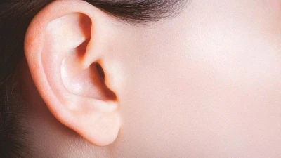 دليلكِ الكامل حول الرؤوس السوداء في الاذن وطرق التخفيف منها