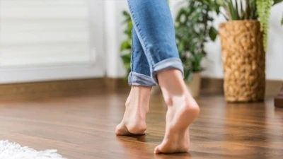 المشي حافية القدمين يساعدكِ على الاسترخاء والتخلص من الآلام... بحسب الدراسات