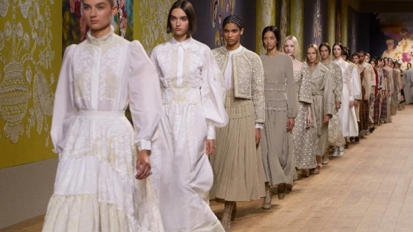 مجموعة Dior للخياطة الراقية لخريف وشتاء 2022-2023: احتفال بشجرة الحياة ومعانيها