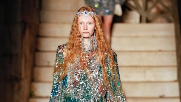 Alessandro Michele يضيء منصة عرض مجموعة Gucci التحضيرية لربيع 2023 بسلسلة من الكوكبات النجمية