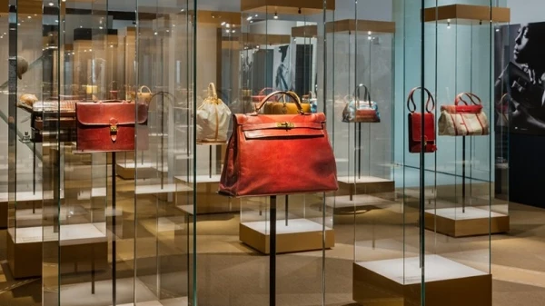 قصّة حقيبة: فصل جديد من معارض Hermès Heritage في متحف قطر الوطني