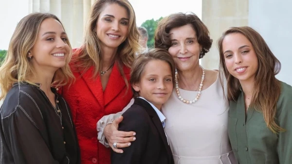 الملكة رانيا تعايد والدتها بمناسبة عيد الأم 2022 بصورة مميزة!