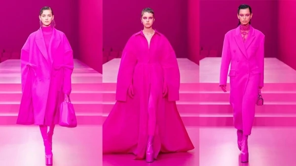 اللون الزهري القوي يسيطر على تصاميم مجموعة Valentino لخريف وشتاء 2022-2023