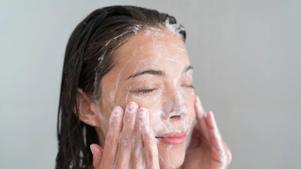 لماذا عليكِ تجنّب تنظيف الوجه أثناء الاستحمام؟