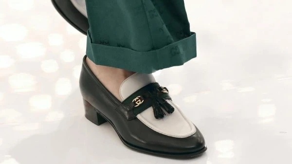 لا داعي للاختيار بين شوز ابيض واسود في شتاء 2022، فالأحذية الرائجة تجمع اللونين في تصميم!