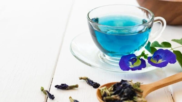 ما هي فوائد الشاي الأزرق للشعر وكيف يمكنكِ استخدامه؟