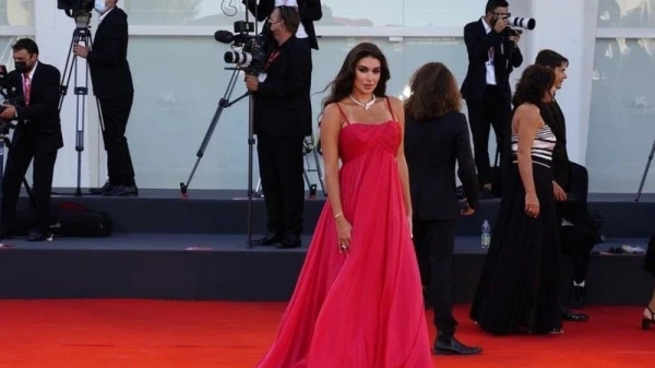ياسمين صبري في إطلالات أنثوية وساحرة خلال اليوم الأول من مهرجان البندقية السينمائي