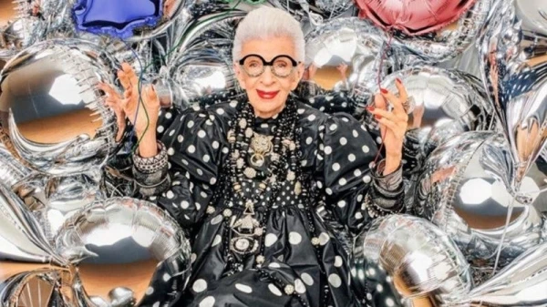 عمر Iris Apfel مجرّد رقم... هكذا تحافظ على شبابها الدائم وطاقتها