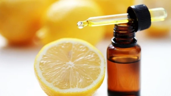 كل ما عليك معرفته عن فوائد زيت الليمون للشعر وطرق إستخدامه