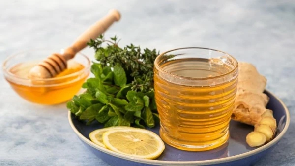10 أمور تحدث لجسمكِ عند شرب العسل والماء