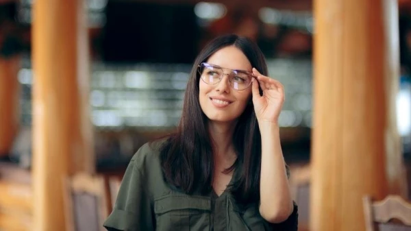 9 مشاكل لن تفهمها سوى المرأة التي تضع نظارات طبية