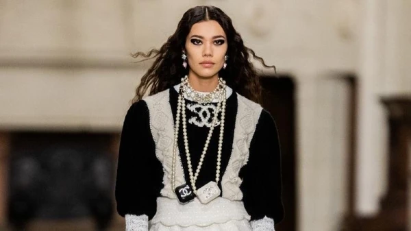 Chanel تطلق مجموعة Métiers d’art 2020-2021: تصاميم تجسّد عصر النهضة في المملكة الفرنسية