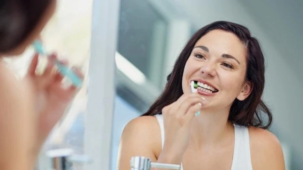 أخطاء قد تقترفينها عند تطبيق روتين العناية بصحة الفم والأسنان