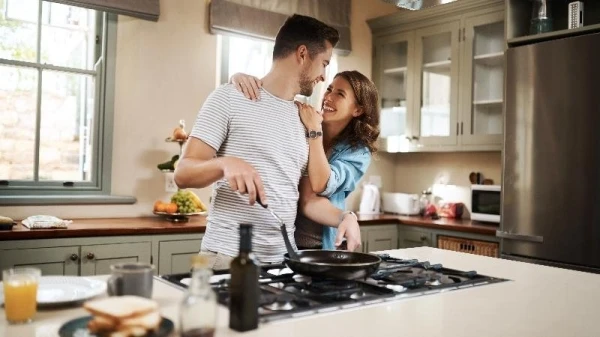 7 نصائح بسيطة تقوي علاقتكِ بزوجكِ خلال انشغالكِ في العمل