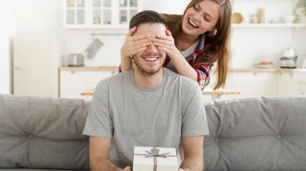 8 أفكار هدايا مبتكرة لزوجكِ في عيد ميلاده