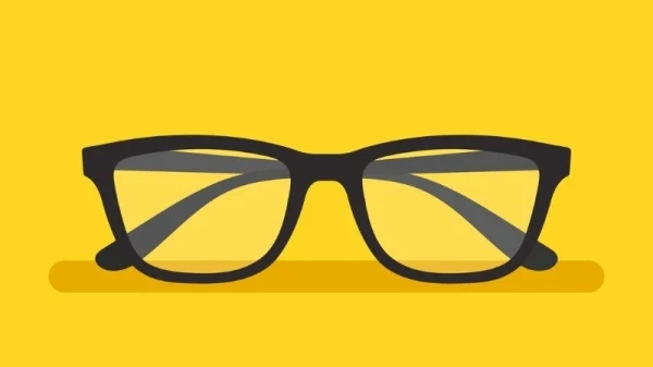 4 طرق تساعد على إزالة خدوش النظارات الطبية بسهولة لرؤية أوضح