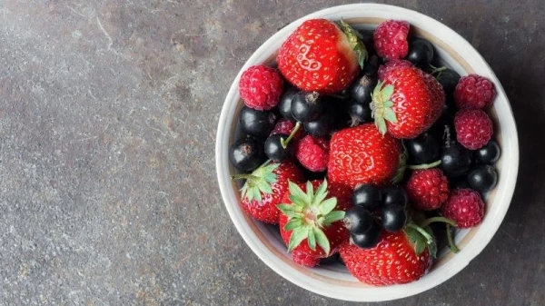 كيف تساعد الفاكهة الحمراء على خسارة الوزن؟