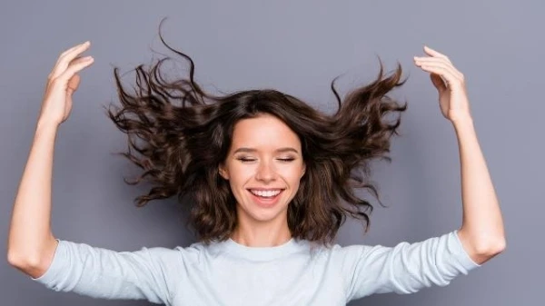 علاج تساقط الشعر بعد التكميم: 4 خطوات أساسية لإعادة نموّه