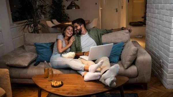 ماذا تخبر طريقة جلوسكِ أنتِ وزوجكِ على الأريكة عن علاقتكما؟