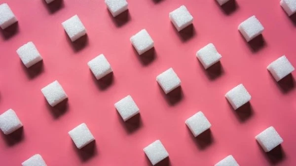 بالفيديو، طريقة عمل مكعبات السكر لتقشير البشرة وتبييضها