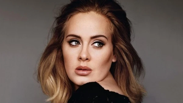 Adele تفاجئ الجميع بنحافتها البارزة في صورها الأخيرة في جزر الكاريبي