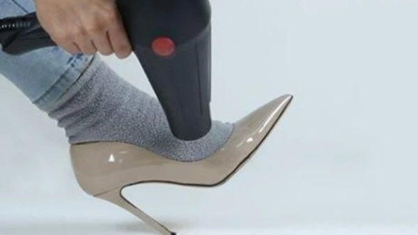 بالفيديو، حيل لتوسيع الحذاء وانتعاله من دون ألم أو  تورّم في القدمين