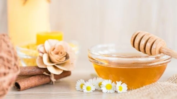 فوائد العسل والقرفة للوجه وكيفية تحضير خلطات للعناية بالبشرة