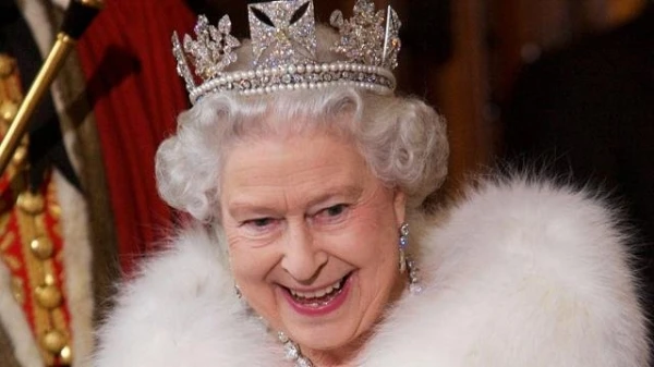 أسرار في الموضة ومواقف تُنشر للمرة الأولى عن الملكة اليزابيث الثانية