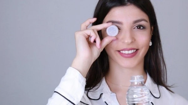 بالفيديو، خدعة ذكية لتطبيق ظلال العيون بإستخدام غطاء القارورة