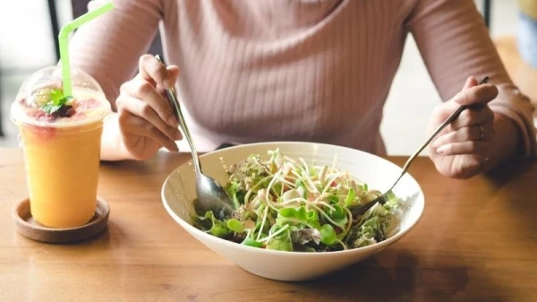 7 نصائح ستساعدكِ على تناول الطعام في الخارج، إذا كنتِ تتّبعين نظام غذائي نباتي