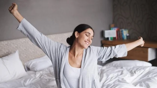 5 حيل مبتكرة لتحسين المزاج عند الإستيقاظ من النوم