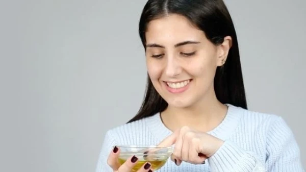 بالفيديو، استخدامات زيت الزيتون لمضاعفة جمال البشرة والشعر