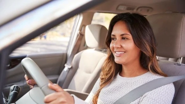 4 نصائح أساسية لتتجنّبي الام الرقبة والظهر أثناء قيادة السيارة