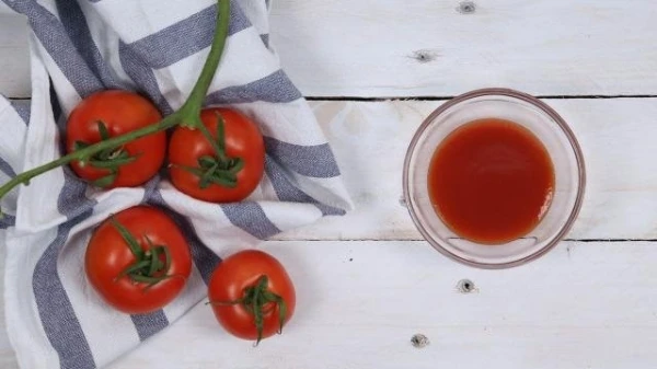 بالفيديو، وصفة ماء الورد والطماطم لبشرة صافية وخالية من الشوائب