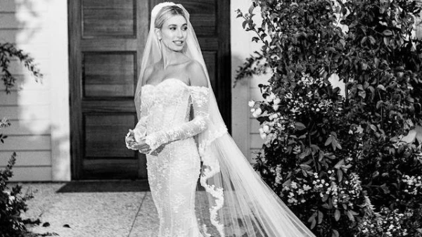 الصور الرسمية لإطلالة Hailey Baldwin في زفافها الثاني: طرحتها تحمل جملة معبّرة