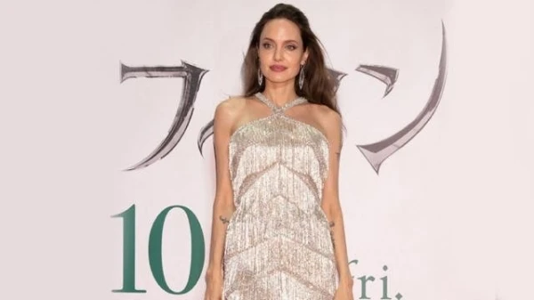 Angelina Jolie تطلّ بلوك مفعم بالجاذبية في اليابان